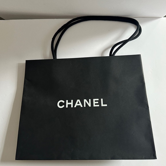 CHANEL Black and White Shopping Gift Bag - Picture 5 of 7